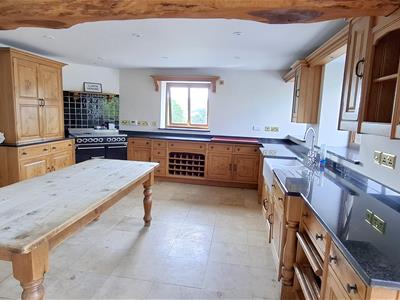 KITCHEN/BREAKFAST ROOM